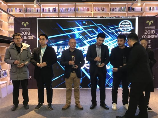 艾歐特科技項目經理林美君（左一）登臺領獎