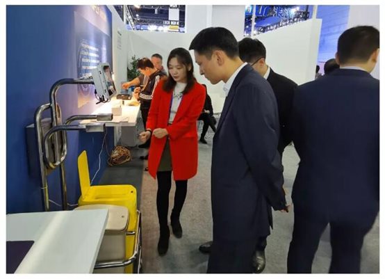 廈門艾歐特科技工作人員在2019全國醫院物聯網大會向醫院領導介紹醫廢方案