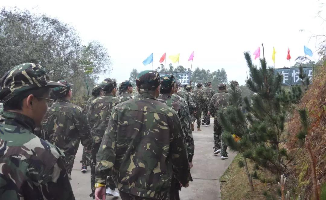 全員團(tuán)隊(duì)換上軍裝