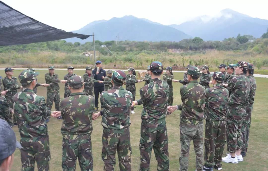 全員團(tuán)隊(duì)換上軍裝后的活動(dòng)現(xiàn)場(chǎng)